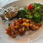 カフェ満天 - メイン　チキンピリ辛の料理、アボガドグラタン