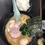 らーめん家 せんだい - 豚骨醤油ラーメン 中盛り 880円。チャーシュー180円、味玉 100円トッピング。小ライス 100円