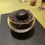 モノリス - 竹炭のマカロン、クミン風味の人参ムース
