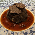 モノリス - トリュフ、玉ねぎ、ベーコンのタルト、ペリグーソース