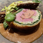 モノリス - 仔牛、フォアグラのパイ包み焼き