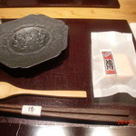 最初はお菓子の箱に傳シールを張った最中が