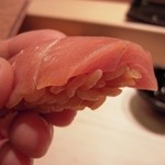 すし匠 - 2013/01/24　とろ　握り（持ってみたところ）