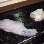 すし匠 - 2013/01/24　左：ひらめ　おつくり　右：昆布〆