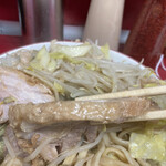 ラーメン二郎 - やや薄めなバラ肉