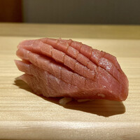 鮨 りんだ - マグロ 中トロ　下田 202kg
                    かなりダイナミックに包丁を入れてますのでとても柔らか。
                    肉厚で一口の満足感があります♪
                    酸味と旨味甘みのバランスが良いです。