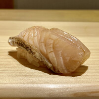鮨 りんだ - 鳥羽の鰆漬け
                      皮目を炙りにしています。
                      鰆は本当一年中食べられる魚としてお鮨屋さんでは欠かせない種ですね。
                      しっとりとして香り良く美味しいです。