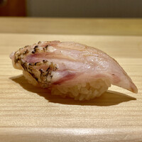 鮨 りんだ - ノドグロ
                    皮目をさっと炙りに、思った程脂は強くなくおとなしめ、バーンとした脂が好きな方には物足りないかもですが、私はこんな感じが好きです♪