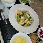 Chuugokuryouri Dainingu Hotto Shanhai - 日替わりランチ。小鉢とサラダとデザートとご飯。