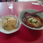 福満溢 - 朱のテーブルに映える、半ちゃんラーメンのランチ 680円