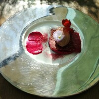 TRATTORIA CREATTA - フランボワーズ、ビーツ、ヨーグルトのディスク　アマレット風味のクーベルチュールアイスと共に