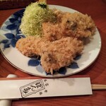 ぽん多本家 - 牡蠣のサイズがマジで異常にデカい。牡蠣ってこんなにデカくなるの？ 大きいサイズの牡蠣を箱買いして、その中から更にデカいのを選別してるんだそうです。