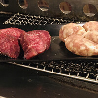 赤身焼肉 かるびあーの 新橋店 - 「ランプ」＆「白金豚の生ソーセージ」