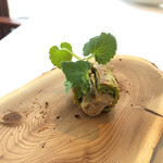 海to里 - 【Amuse】豚のリエット・春菊のシューと姫踊子草。シュー皮もちゃんと春菊の香りも味もしたし、リエットという料理は初めて食べた。一口で終わっちゃうけど、どんだけ手間暇かかってるのか！