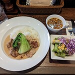 モンキー・ダイナー - 鶏もも肉のソテー明太子クリームソース、ライス添え¥1100-