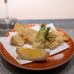 寿司と日本料理 銀座 一 - 天麩羅  こごみ、 蕗の薹、 筍