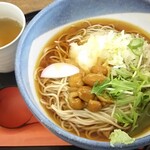 源吾茶屋 - 「なめこおろしそば(冷)」着盆＼(^o^)／  「ほうじ茶」もお盆の上に載っています(⌒‐⌒)v