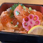 魚輝水産 - サーモンとイクラの親子丼