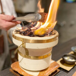 中津をにく - 最後は藁で香りづけ