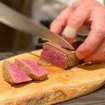 中津をにく - シャトーブリアン、切ってます