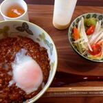 SAKURA Cafe - 日替わり丼ランチ(単品650円税込  ドリンク付きセット900円税込)