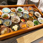 中津をにく - 小鉢いろいろ。この中から３〜４品チョイス