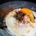 サーモンnoodle3.0 - 白サーモン奥のオレンジが人参のエスプーマ（ムース）¥980＋味玉¥100