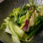 市場から直送されるお野菜は付け合わせやメイン料理に小鍋の具材に