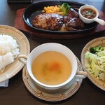 Sute-Ki Ando Hamba-Gu To-Bu - ハンバーグ&カットステーキのランチ1100円とミニサラダ110円。スープは無料スープバー。