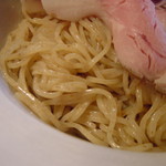 拳ラーメン - チャーシューをめくると、麺が登場