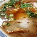 自由軒 - スープの表情　濁った醤油スープが三原の特徴