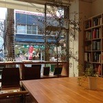 アーキシップ　ライブラリー＆カフェ - 店内から道路をのぞむ