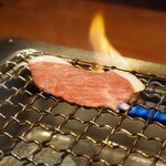 ひつじの新町や - 焼く時の肉の位置、肉の向き