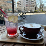 CAFE GEEK - ザクロビネガーソーダM　610円。
                        ナッツラテM　580円。