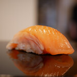 登喜和鮨 - 桜鱒
            川を上らずに海を泳いでいる個体
            恍惚とさせるフォルムは舌の上で甘みが浸透しトロけ、やわらかく且つ繊細なタッチで透明感のある旨味が広がる。 いやー、これは悶絶級の美味さ！