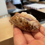 登喜和鮨 - のどぐろ
            今まで食べたのどぐろのなかでも最高の美味しさ！
            ふわふわな身の仕上げに皮目を炭で直接押し当てる。
            香ばしさから一気に混ざる身とシャリから旨味エキスが自然と浸透し、最高に味が高まる至極の一貫！