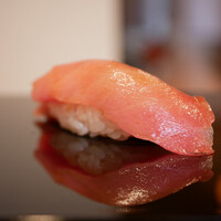 登喜和鮨 新発田本店 - 背トロ血合いぎし
                    こちらもほんのり温もりのあるシャリがほぐれて酸味を立ち込めると、香りと強い旨みが浮き上がり、続く心地よい余韻。
                    新発田さんのシャリのおいしさにも浸れる一貫！