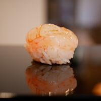 登喜和鮨 新発田本店 - 南蛮海老（佐渡 赤泊）
                    塩でガッツリ〆て一夜干し
                    皮を破けば瑞々しく溢れる濃密な甘み。その味をシャリが確実に膨らませ、一気に押し寄せる高まる旨味！ 忍ばせる海老味噌がまたズルい！