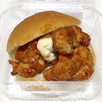 小麦の郷 - 料理写真:黒酢あんの唐揚げバーガー（257円）