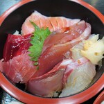 漁師直営店浜幸 - 鯛ハマチマグロかな？奥にはトロまで…♡
