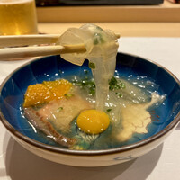 新地 鮓 ゆうじろう - お出汁で食べる〜。貝ひもや、せとか（愛媛のみかん）が合わさってた