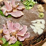 炭火焼鳥 高くら - 今日の一番はこの薩摩赤鶏の叩き　モモもムネも肉の味が濃くて旨い　生にんにくが抜群に合います