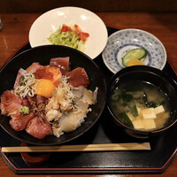 味菜 - 海鮮丼(1,000円)
                    卵黄のせ