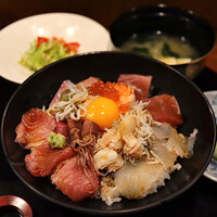 味菜 - 海鮮丼(1,000円)
                    卵黄のせ