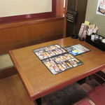 Narutosuisan - 半個室の掘りごたつ式のテーブル席。