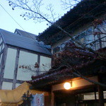つたやティールーム - 更に遠くから見ると・・・