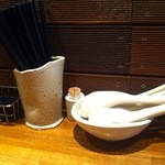 麺屋吉左右 - カウンター席だけの店内