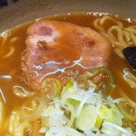 麺屋吉左右 - まずはスープを一口！
                                
                                二口、三口、四口、五口、六口・・・・えぇーーー止まりません！！！
                                このスープめっちゃ美味しーーーーーーーいんです♪