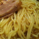 麺屋吉左右 - もちもち弾力があって歯応えが心地良いんですね～　小麦の味もとても良いです
                                決してアルデンテって感じではない歯応えで　ヤバイ　うんまい！！！
