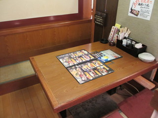 Narutosuisan - 半個室の掘りごたつ式のテーブル席。